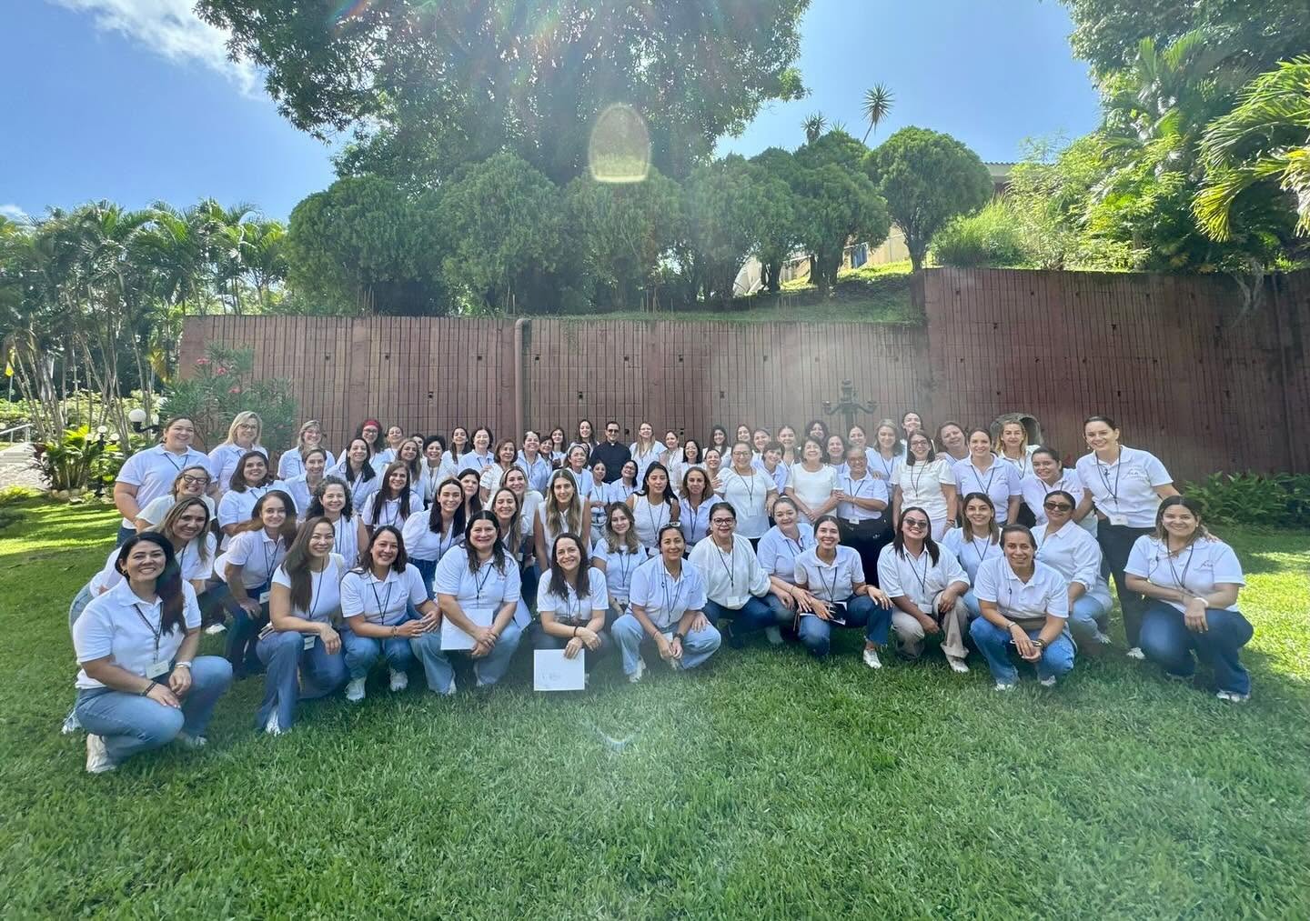 Grupo de formadoras de Regnum Christi El Salvador reunidas en un jardín